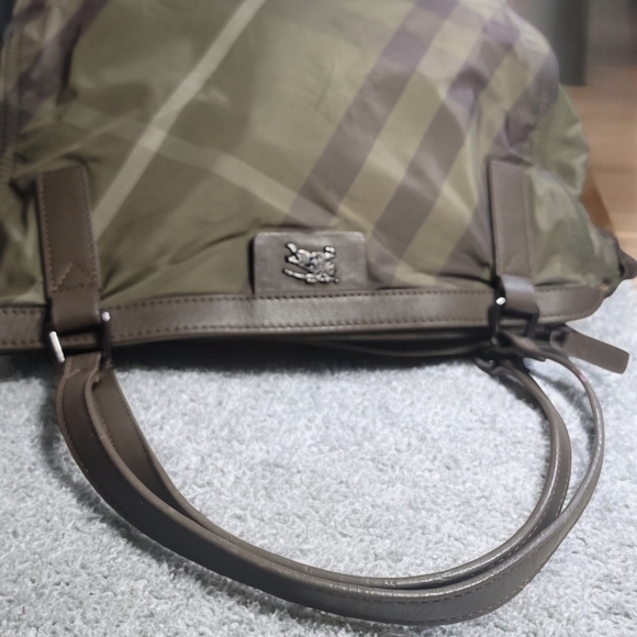 Burberry Buckleigh Check NYLON AND LEATHER Tote Bag In Great CONDITION - Picture 7 of 14